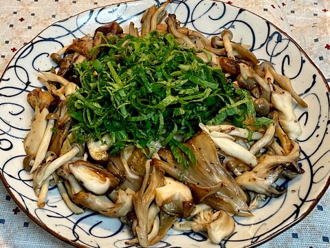 キノコが主役♡鶏もも肉とキノコのバター醤油ソテー